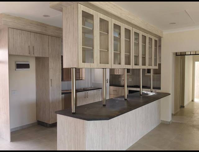 4 BEDROOM HOUSE FOR SALE IN SINOVILLE